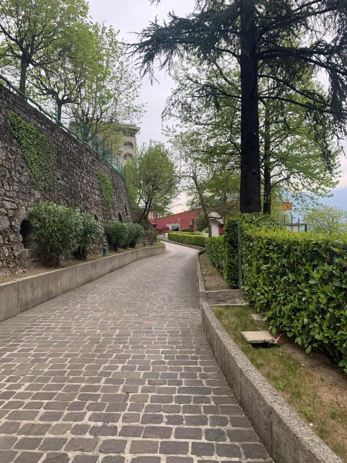 Appartamento Timeless Con Piscina E Tennis Valbrona Bagian luar foto