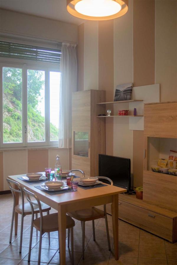 Appartamento Timeless Con Piscina E Tennis Valbrona Bagian luar foto
